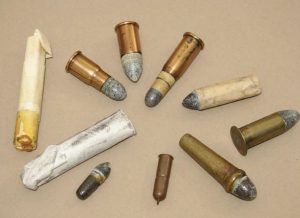 Aunque algunos no lo parezcan, todos son cartuchos utilizados en armas de avancarga y retrocarga durante los primeros 60 años del siglo XIX y finales del XVIII (los de papel, para armas de avancarga).