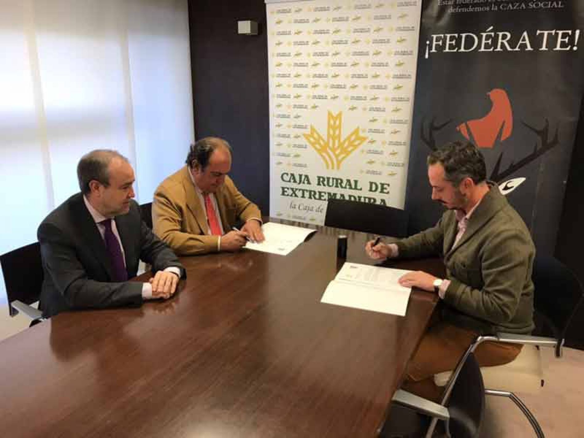 Caja Rural de Extremadura y FEDEXCAZA firman un convenio de colaboración