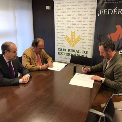 Caja Rural de Extremadura y FEDEXCAZA firman un convenio de colaboración