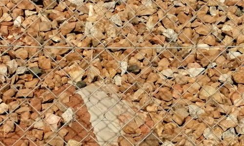 Adif retira el cemento con que tapaba las madrigueras de conejos de las vías del tren en Jaén